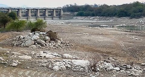 तमिलनाडु में सथानूर बांध सहित सूखी पड़ी नदी तलहटी; फोटो: आईस्टॉक