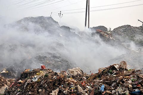 देश में कचरे के पहाड़ तेजी से बढ़ रहे हैं और डंपिंग ग्राउंड पर दबाव लगातार बढ़ता जा रहा है। ऐसे ही एक मामले में उत्तर प्रदेश के कानपुर स्थित भाउपुर कचरा डंपिंग ग्राउंड में लगी आग; फोटो: पुनीत तिवारी