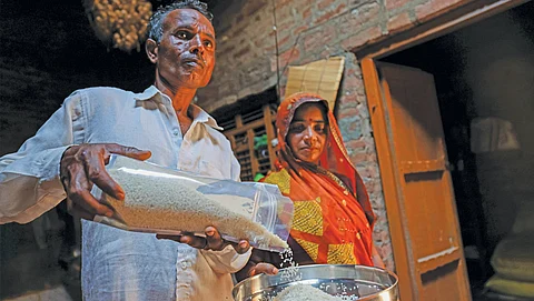 कानपुर देहात के दहेली गांव में तीन वर्षों से रामभोग चावल की खेती कर रहे किसान जसमेर अपनी उपज के साथ