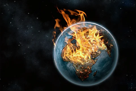 बढ़ते तापमान से सुलगती धरती; प्रतीकात्मक छवि: आईस्टॉक