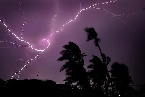 बिहार के चार जिलों- बेगूसराय, दरभंगा, मधुबनी और समस्तीपुर में बिजली गिरने से कम से कम 13 लोगों की मौत होने की खबर है।