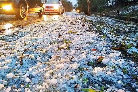 कल, यानी 11 अप्रैल को असम और मेघालय, जम्मू और कश्मीर, लद्दाख, गिलगित-बाल्टिस्तान-मुजफ्फराबाद, उत्तराखंड, हिमाचल प्रदेश, पंजाब, हरियाणा, पश्चिम उत्तर प्रदेश, मध्य प्रदेश, नागालैंड, मणिपुर, मिजोरम और त्रिपुरा, मराठवाड़ा, झारखंड के अलग-अलग इलाकों में ओलावृष्टि रिकॉर्ड की गई।
