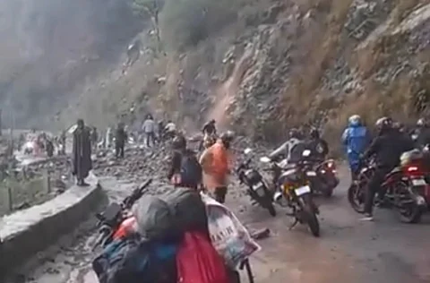 रुद्रप्रयाग में केदारनाथ मार्ग मलबा आने से बंद हो गया। फोटो: सोशल मीडिया