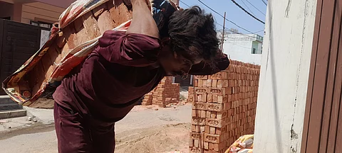 उत्तर प्रदेश के लखनऊ में तेज धूप के बीच निर्माण कार्य में जुटा श्रमिक। फोटो: वर्षा सिंह