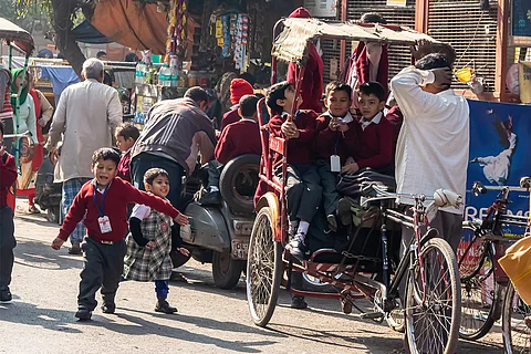 दिल्ली में स्कूल से लौटते बच्चे; फोटो: आईस्टॉक