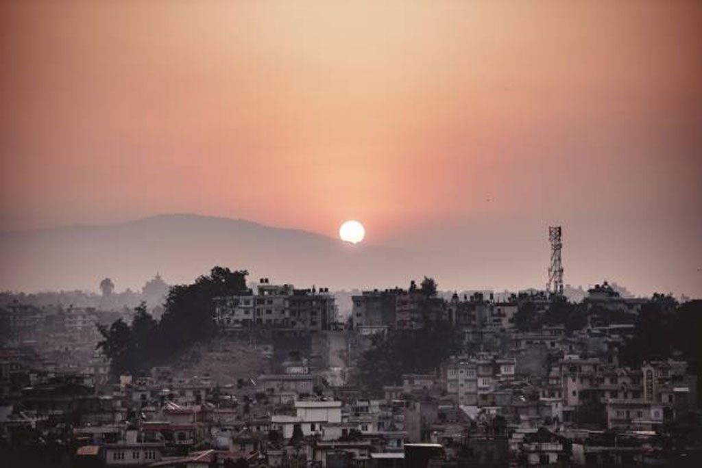 सीएसई के विश्लेषण के मुताबिक, दिल्ली, मुंबई, कोलकाता और चेन्नई में मॉनसून के दौरान गर्मी ज्यादा परेशान करती है, क्योंकि इन शहरों का ताप सूचकांक (हीट इंडेक्स) मॉनसून -पूर्व अवधि की तुलना में अधिक होता है।