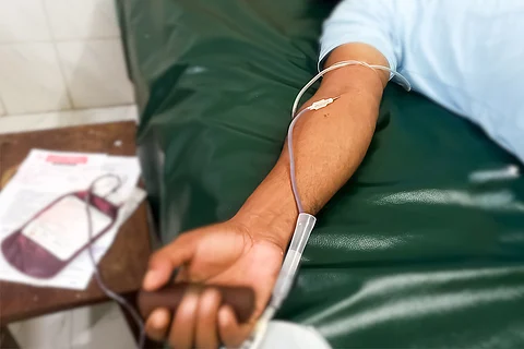 आशंका है कि बढ़ते तापमान और बारिश के पैटर्न में आते बदलावों के कारण बीमारियां नए इलाकों को निशाना बना सकती हैं। इससे रक्तदान करने वालों की संख्या घट सकती है। फोटो: आईस्टॉक