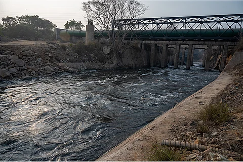 नजफगढ़ नाला दिल्ली का एक प्रमुख नाला है जो साहिबी नदी के उत्तरी छोर के रूप में जाना जाता है। यह आगे जाकर यमुना में मिल जाता है; फोटो: आईस्टॉक