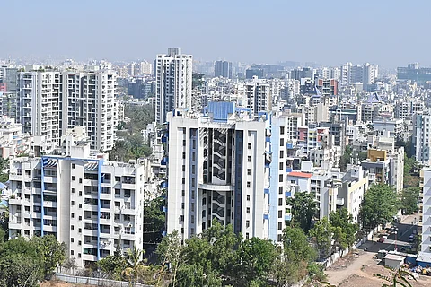 पुणे में पसरा कंक्रीट का जंगल; फोटो: आईस्टॉक