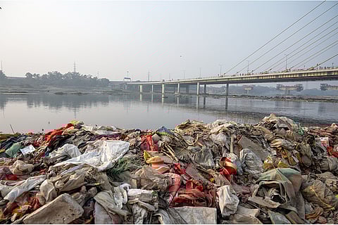 प्रदूषण से मैली होती जीवनधाराएं; फोटो: आईस्टॉक