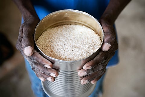 दुनिया का सबसे कमजोर तबका आज भी संघर्ष, महंगाई, जलवायु संकट और जबरन विस्थापन के चक्रव्यूह में उलझा है; फोटो: आईस्टॉक