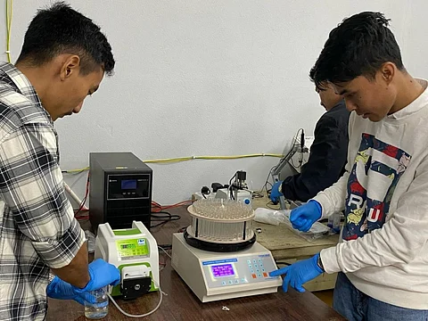 नागालैंड यूनिवर्सिटी के स्कॉलर पानी और मिट्टी की जांच करते हुए, फोटो : नागालैंड यूनिवर्सिटी