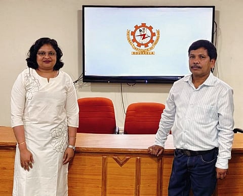 दाएं प्रोफेसर प्रसन्ना कुमार साहू और उनके साथ शोधार्थी डॉक्टर प्रियंका कर्माकर