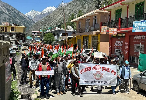 घाटी में जलविद्युत परियोजना के विरुद्ध प्रदर्शन करते हुए स्थानीय निवासी, फोटो साभार : लाहौल स्पीति एकता मंच