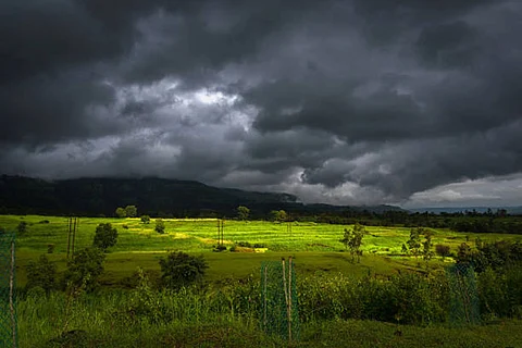 आज, तटीय कर्नाटक, केरल और माहे, दक्षिण आंतरिक कर्नाटक और तमिलनाडु, पुडुचेरी तथा कराईकल के कुछ हिस्सों में भयंकर बारिश होने का अंदेशा जताया गया, इन राज्यों में 204.5 मिमी से अधिक बरस सकते हैं बादल।