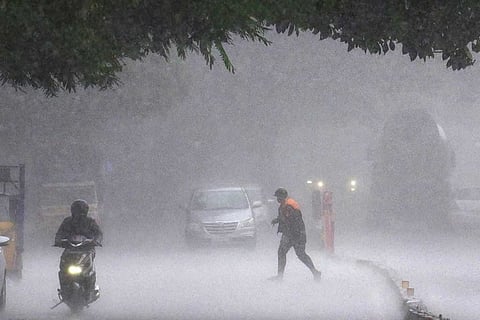 आज, तटीय कर्नाटक, कोंकण और गोवा, मध्य महाराष्ट्र और दक्षिण आंतरिक कर्नाटक के अलग-अलग इलाकों में तूफानी हवाओं के साथ अत्यधिक भारी बारिश होने का अंदेशा जताया गया है, इन राज्यों में 204.5 मिमी से अधिक बारिश हो सकती है।