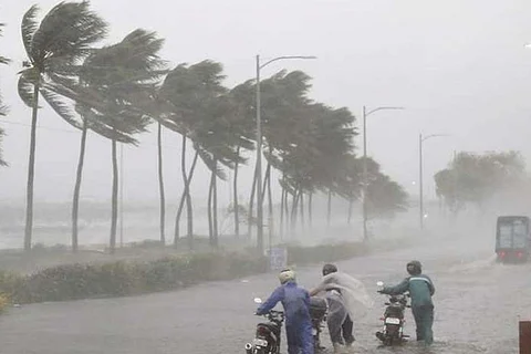 तूफानी गतिविधि को देखते हुए कई राज्यों में, खासकर दक्षिण के कुछ हिस्सों तथा पूर्वोत्तर भारत के सभी राज्यों में तूफानी हवाओं के साथ भारी बारिश होने का अंदेशा जताया है।