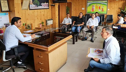हिमाचल के कांगड़ा जिला में पीएम सूर्य घर मुफ्त बिजली योजना की जिला स्तरीय समन्वय समिति की बैठक की अध्यक्षता करते जिला उपायुक्त बैठक में राजा खास गांव को मॉडल विलेज बनाने का निर्णय लिया गया। फोटो: रोहित पराशर