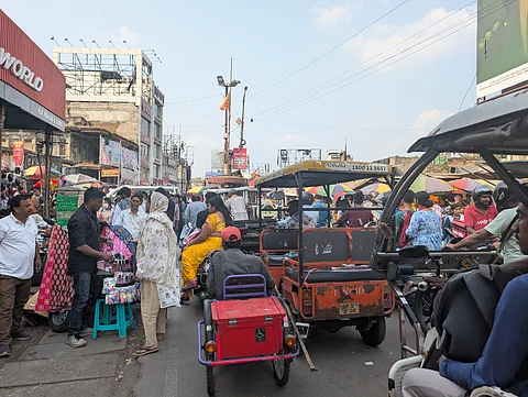 लखनऊ में सड़कों पर बेतरतीब परिवहन की वजह से जगह-जगह जाम लगा रहता है। सभी फोटो: नीतू सिंह