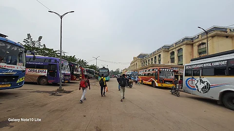 रायपुर का भाटा गांव स्थित आईएसबीटी जहां से देश के तमाम बड़े शहरों के लिए निजी बसें चलती हैं। सभी फोटो : भागीरथ