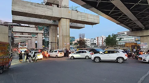 मेट्रो निर्माण में देरी की वजह से बेंगलुरु में यातायात जाम और बढ़ गया है। फोटो: शगुन