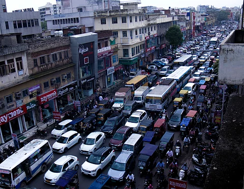 गाड़ियों से पटी रहती हैं जयपुर की सड़कें। फोटो: माधव शर्मा
