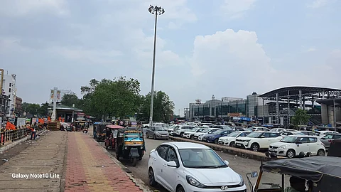 रायपुर में आबादी से चार गुणा अधिक तेजी से बढ़ रहे हैं वाहन। 2024 में प्रतिदिन 355 वाहनों का रजिस्ट्रेशन हुआ। सभी फोटो : भागीरथ