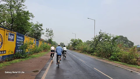 घनश्याम विश्वकर्मा (नीली शर्ट में) 16-17 की उम्र से साइकल से ही चल रहे हैं। रोज वह 30 किलोमीटर की आवाजाही साइकल से करते हैं। सभी फोटो : भागीरथ