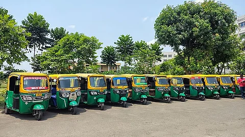 दुर्गापुर में सार्वजनिक परिवहन के नाम पर ऑटो ही देखते हैं। फोटो: जयंता बसु