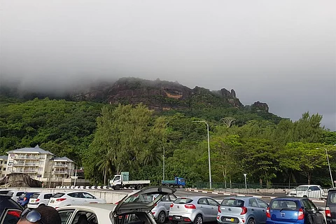 आज, गुजरात, कोंकण और गोवा, मध्य महाराष्ट्र, असम, नागालैंड, मणिपुर, मिजोरम और त्रिपुरा के अलग-अलग इलाकों में भारी से बहुत भारी बारिश होने के आसार हैं
