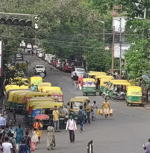 कोलकाता की सड़कों पर तिपहिया वाहन, फोटो : जयंत बसु