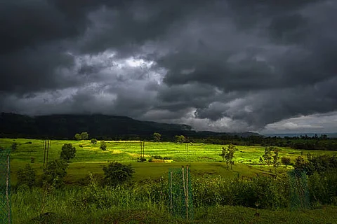 कल, 18 जून को झारखंड के जमशेदपुर में 230 मिमी, रांची में 140 मिमी, डाल्टनगंज में 110 मिमी, कोंकण और गोवा के मुंबई में 120 मिमी, रत्नागिरी में 80 मिमी बारिश दर्ज की गई।