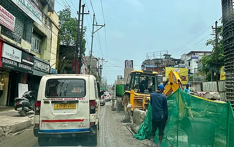 गुवाहाटी बढ़ती वाहन संख्या की वजह से सड़कों का नेटवर्क नाकाफी साबित हो रहा है। संदीपन तालुकदार