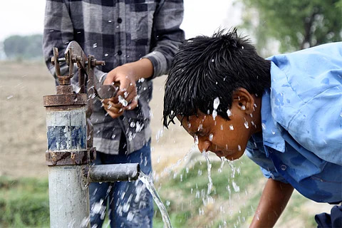 पीने के लिए भूजल का इस्तेमाल करते बच्चे; फोटो: आईस्टॉक