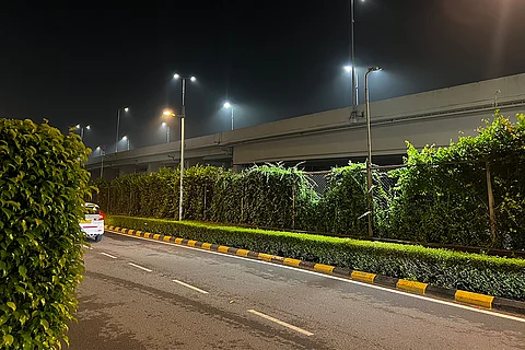 रातों में जगमगाते शहर; फोटो: आईस्टॉक