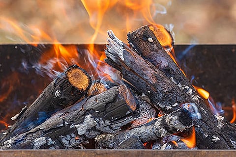 ग्रीनहाउस गैसें पृथ्वी की सतह से विकिरण को वायुमंडल की निचली परत में फंसाती हैं। ये गैसें अगली परत, समताप मंडल की परावर्तक शक्ति को बढ़ाती हैं, जिससे गर्मी इससे टकराकर वापस पृथ्वी की ओर आती है।