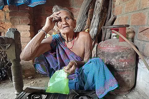 उत्तर प्रदेश के बांदा जिले के गांव पैलानी डेरा की रामदुलारी अब तक बस चार बार ही सिलेंडर भरवा पाई हैं। फाइल फोटो: गौरव गुलमोहर