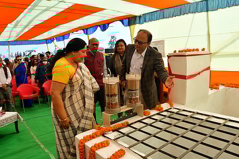 नागालैंड यूनिवर्सिटी के प्रोफेसर प्रभाकर शर्मा एक्वीफर रीचार्ज एंड रिकवरी को बिहार के मेयर गांव में समझाते हुए