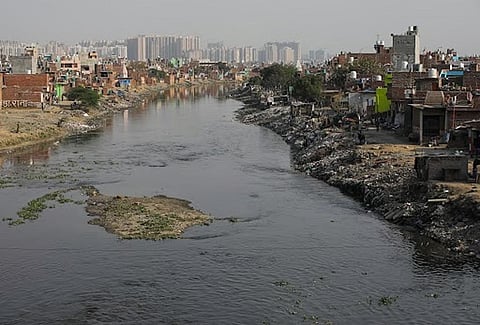 प्रदूषण की मार झेलती हिंडन नदी; फोटो: विकास चौधरी/सीएसई