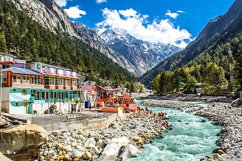 भागीरथी नदी के किनारे बसा गंगोत्री शहर, गंगा नदी का उद्गम स्थल
