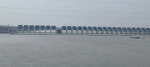 महेश्वर बांध की अधूरी संरचना। फोटो: राहुल बनर्जी