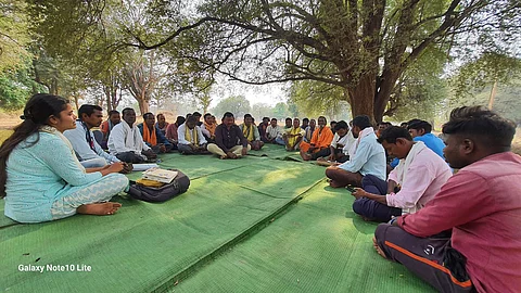 करलाझर गांव के सामुदायिक वन संसाधन प्रबंधन समिति ने ओडिशा के अचला गांव के लोगों के साथ वन के बेहतर प्रबंधन के लिए मार्च में मीटिंग की। सभी फोटो : भागीरथ