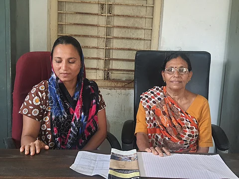 राणिंगपरा गांव की नई सरपंच जया बेन (दाएं) और साथ में हैं जागृति बेन, जिन्हें पंच चुना गया है। फोटो: राजू सजवान