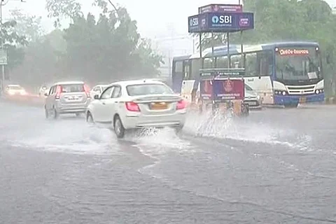 अगले 24 घंटों के दौरान कोंकण और गोवा के उत्तरी गोवा, दक्षिण गोवा, रायगढ़, रत्नागिरी और सिंधुदुर्ग जिलों में भीषण बारिश के कारण अचानक बाढ़ व जलभराव की आशंका जताई गई है।