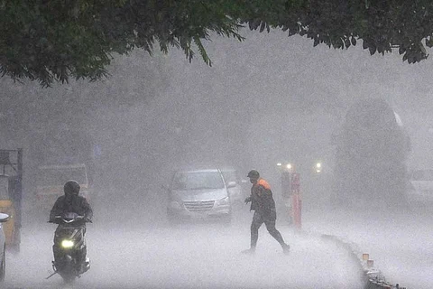 आज पूर्वी राजस्थान में भीषण बारिश का रेड अलर्ट जारी है, यहां 115.6 मिमी से 204.4 मिमी तक बारिश हो सकती है।