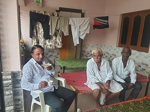 उकारडा मे सरपंच के घर पर बैठे परिजन व उप सरपंच राणावसिया बाबूभाई कालूभाई। फोटो: राजू सजवान