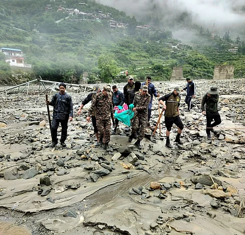 धराली में बचाव कार्यों में लगे सेना के जवान । फोटो : X@adgpi
