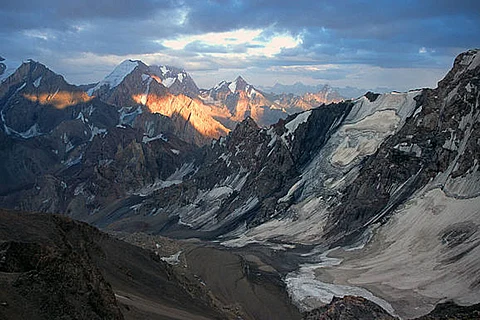 ग्लेशियरों का हर साल एक क्रेडिट कार्ड की चौड़ाई के बराबर कटाव हो रहा है।