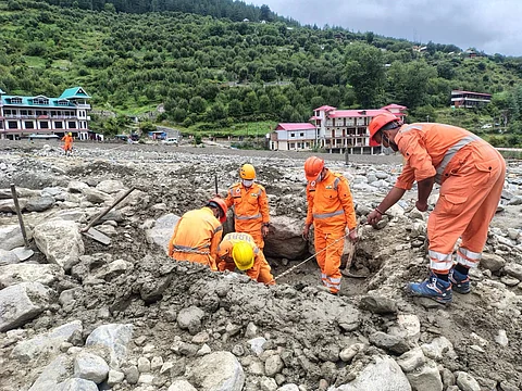 धराली में जीवन की तलाश करते बचाव कर्मी। फोटो: @airnewsalerts