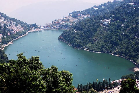 उत्तराखंड के नैनीताल की नैनी झील : सात पहाड़ियों से घिरी, नैनीताल की झील दुनिया भर के यात्रियों के बीच एक पसंदीदा जगह है। यह भारत की सबसे अधिक देखी जाने वाली झीलों में से एक है।